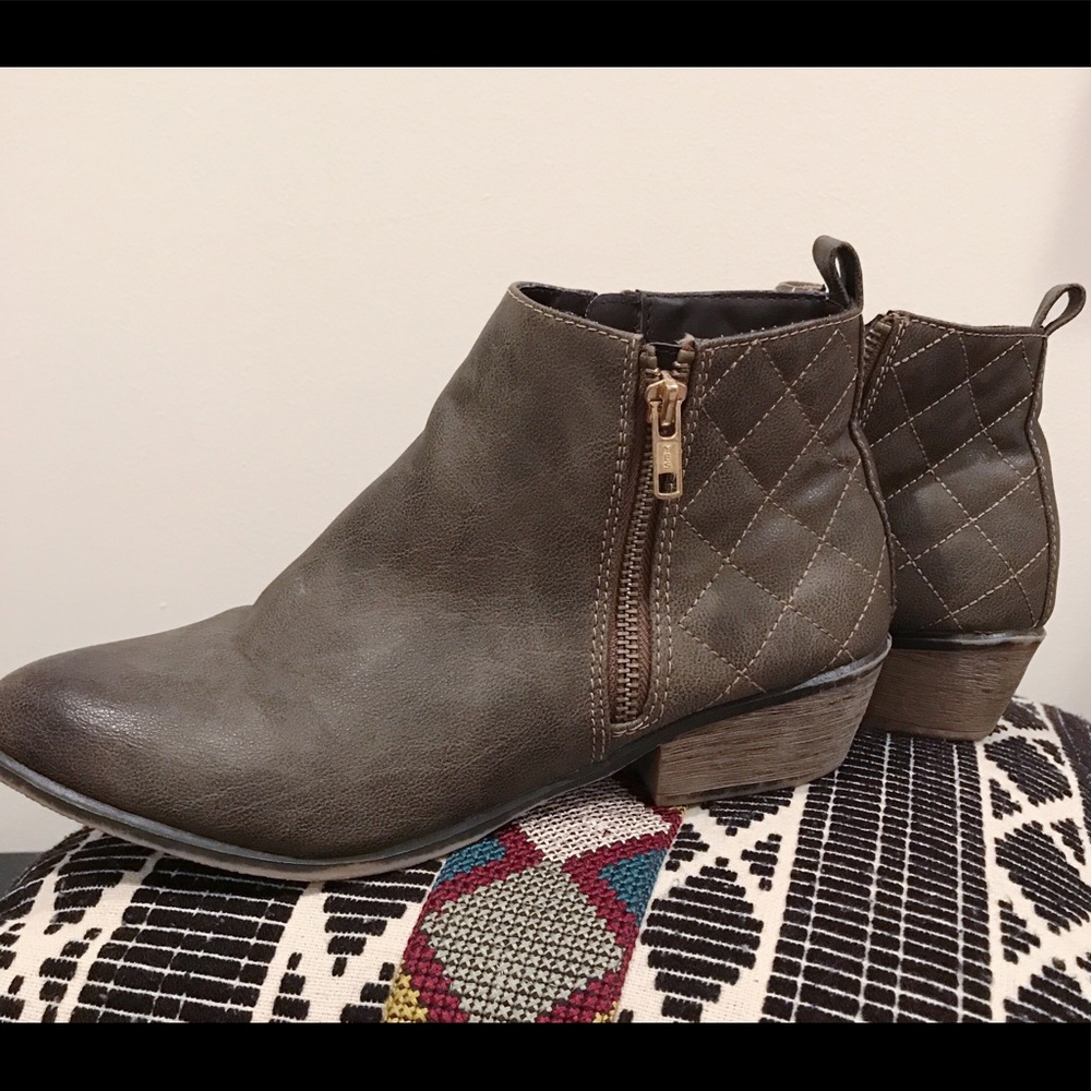 Mossimo Olive Green Quilted ankle bootie size 9